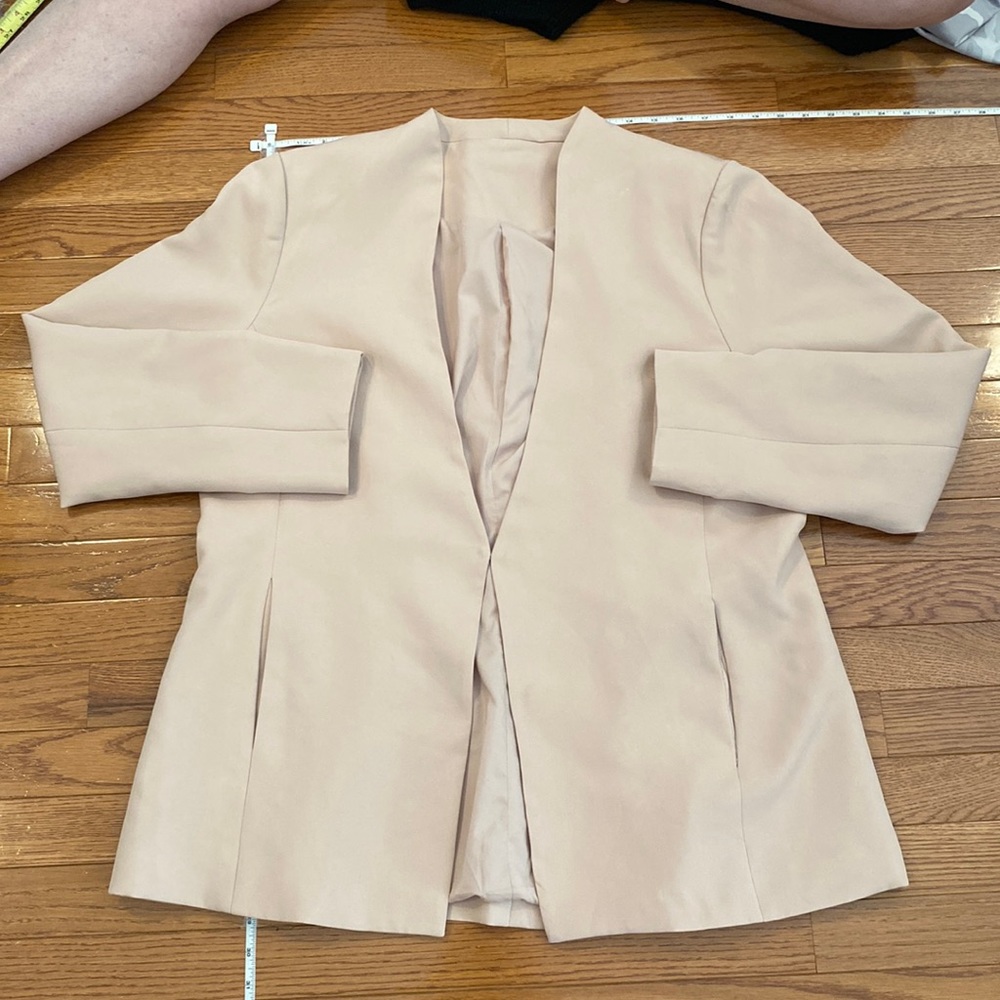 Hook and eye closure, crepe, pale pink-tan blazer
